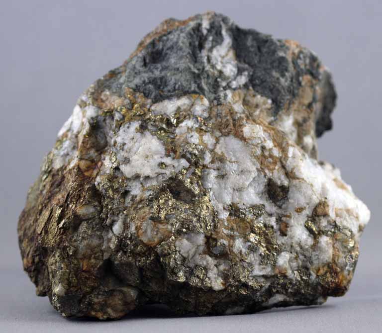Image couleur d’une roche brune et blanche
