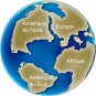 Photographie couleur du globe montrant l’évolution de la position des continents, l'Amérique du Nord, de l’Amérique du Sud, de l’Europe et de l’Afrique