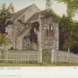 Carte postale couleur montrant une église en pierre, avec lierre et clôture blanche