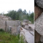 Photographie couleur d’une carrière de granite et marteau indiquant l'échelle des blocs