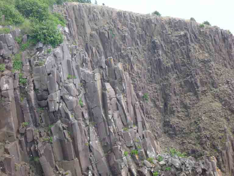 Photographie couleur d’une falaise en roche grise