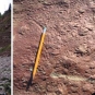 Triple image couleur : paroi rocheuse rouge; roche rouge et crayon comme valeur d'échelle; empreintes fossilisées dans le roc rouge